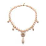 Колье из натурального розового жемчуга с подвесками . Покрытие rose gold